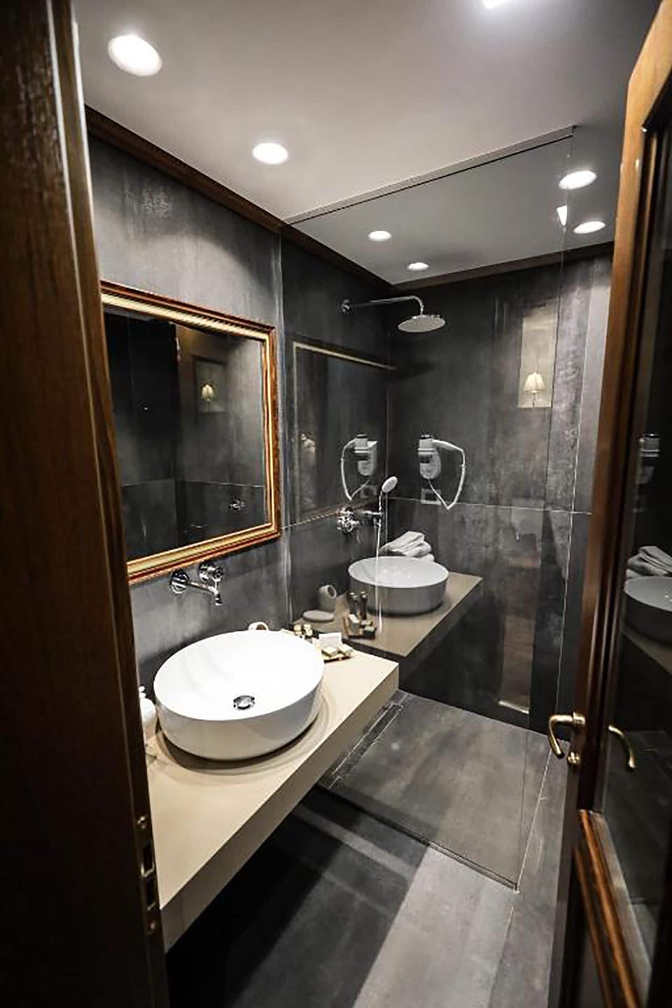 Duplex Quadruple Room | Bathroom | Hair dryer, bidet, towels, soap