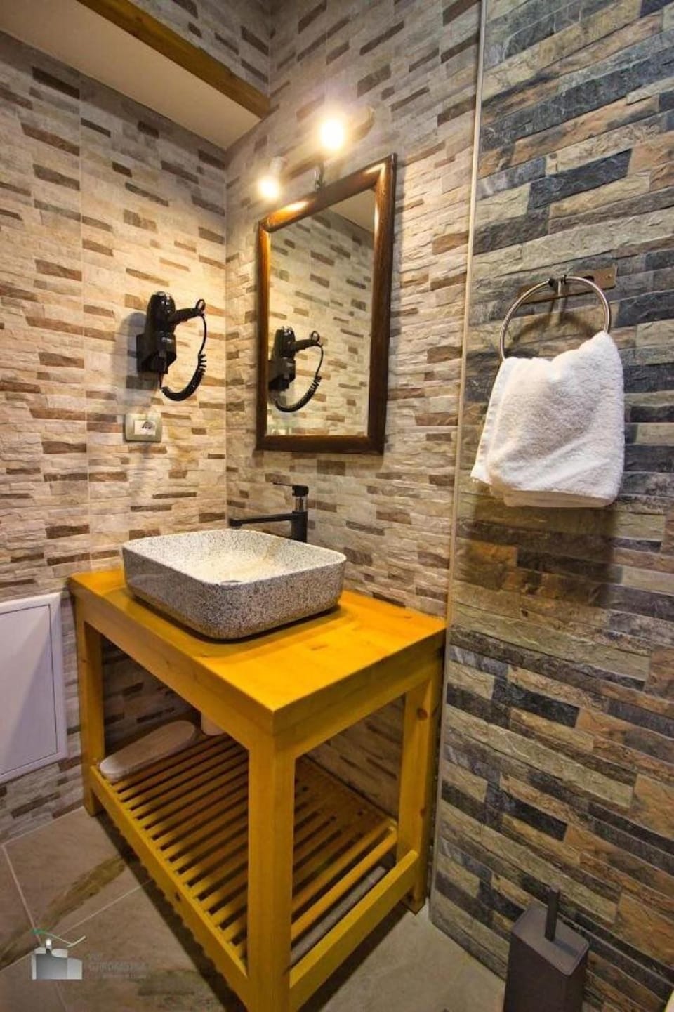 Bathroom | Free toiletries, slippers