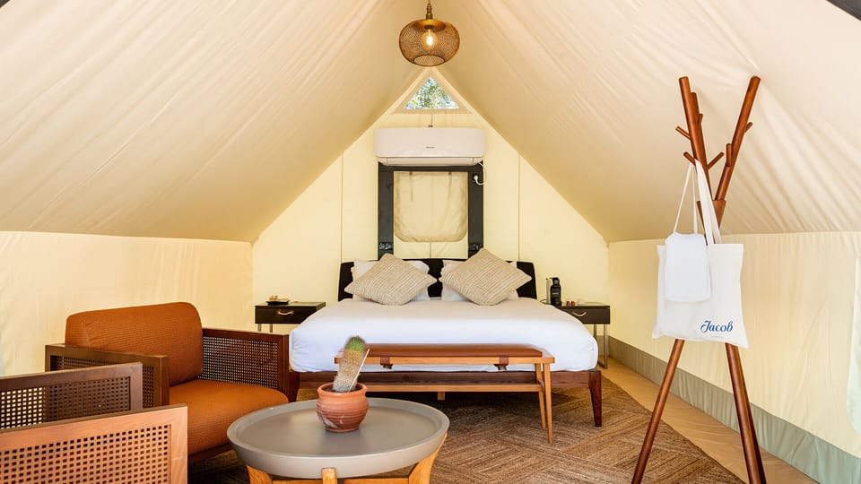 Glamping | Desk, WiFi (free), bed sheets
