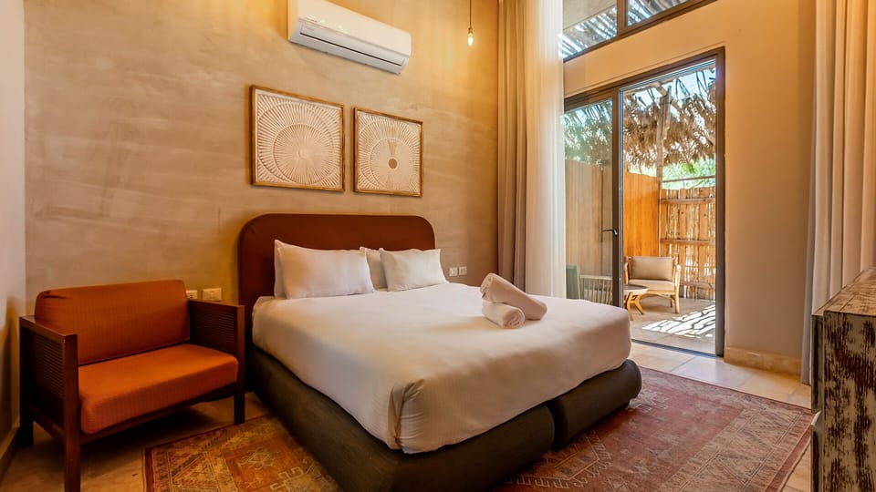 Gallery Room with Jacuzzi | Desk, WiFi (free), bed sheets