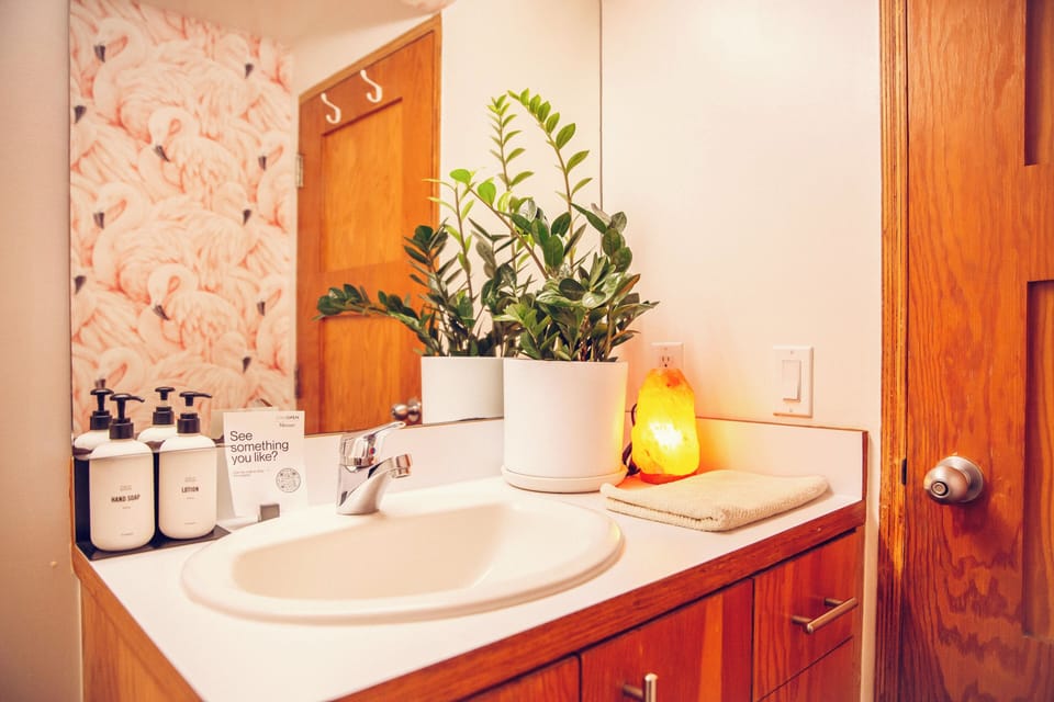 Combined shower/tub, towels
