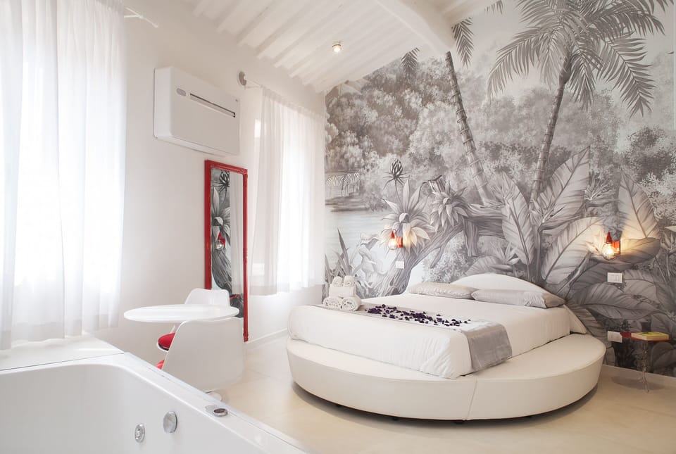 Deluxe Apartment, 1 Bedroom, Non Smoking, Hot Tub | In-room safe, blackout drapes, iron/ironing board (on request)