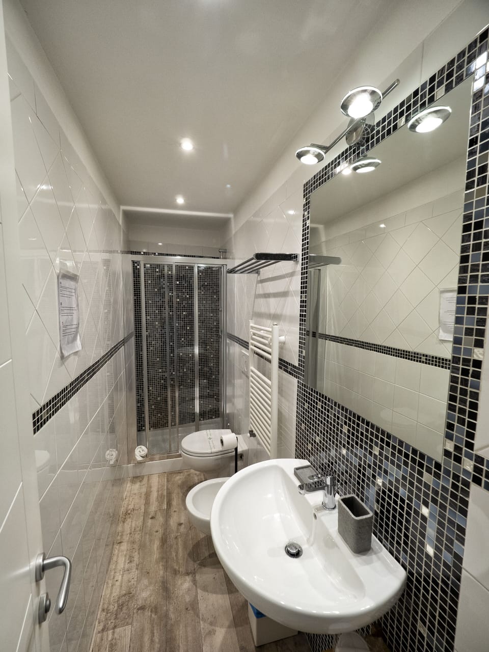 Triple Room, Ensuite | Bathroom | Shower, rainfall showerhead, hair dryer, towels