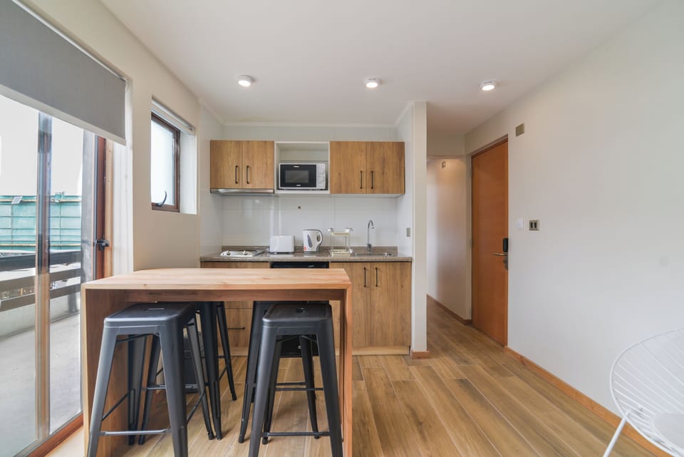 Superior Studio Suite | Blackout drapes, iron/ironing board, free WiFi, bed sheets