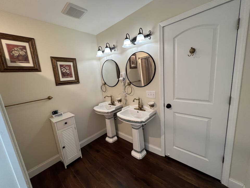 Room Number 4 | Bathroom | Combined shower/tub, hair dryer, towels, soap