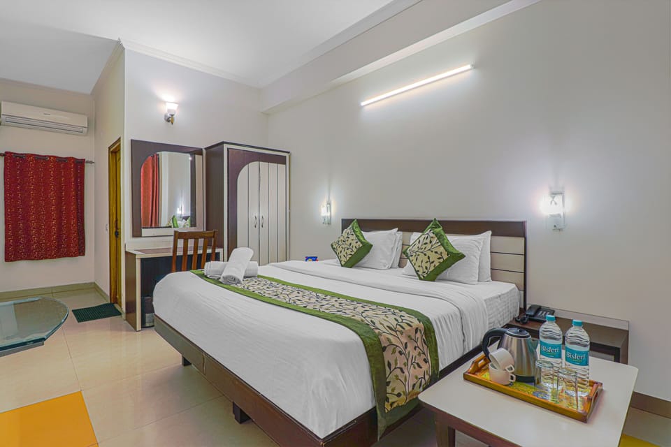 Deluxe Double Room | Desk, laptop workspace, blackout drapes, soundproofing