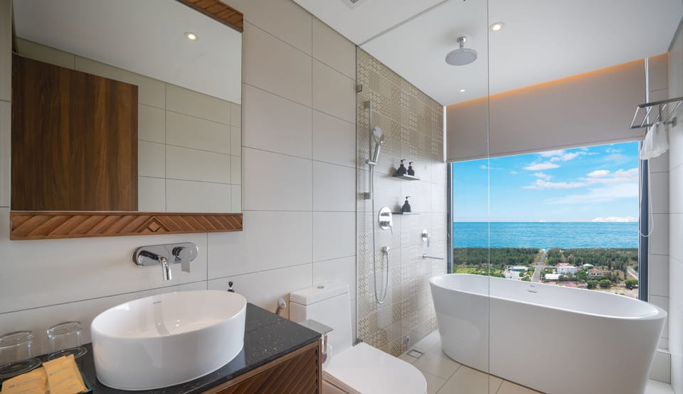 Junior Suite Panorama View | Bathroom | Combined shower/tub, hydromassage showerhead, free toiletries
