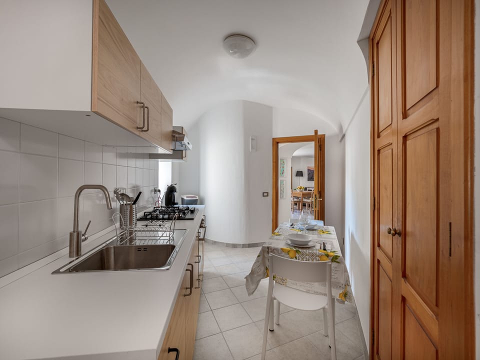 Panoramic House | Private kitchen | Full-size fridge, microwave, oven, stovetop