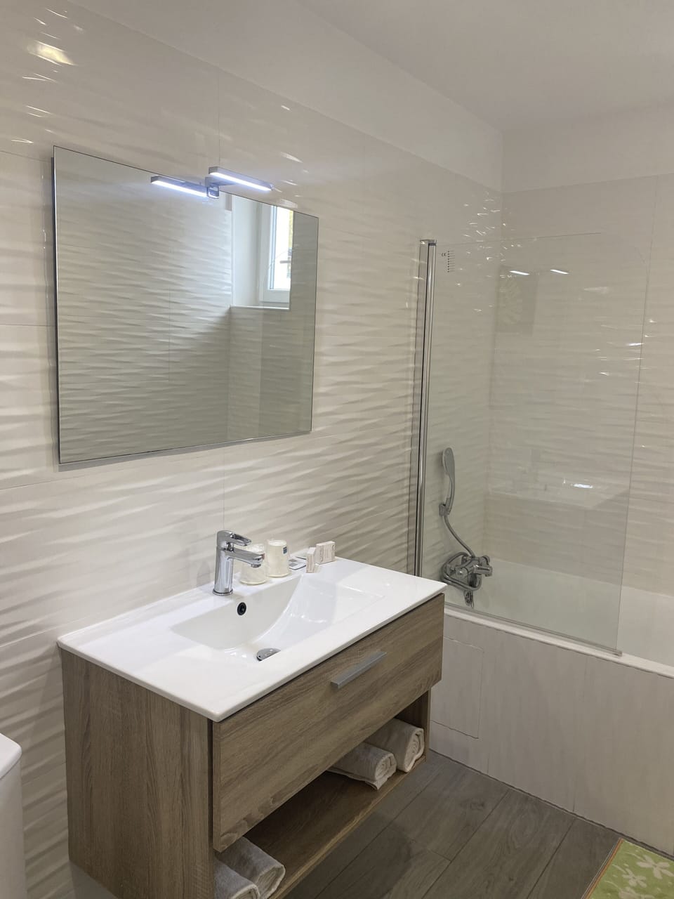 Comfort Twin Room | Bathroom | Free toiletries, hair dryer, towels