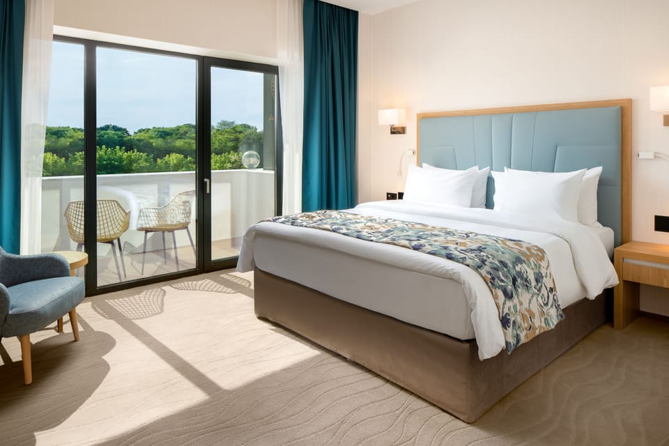 Superior Room, 1 King Bed, Balcony | Minibar, in-room safe, desk, laptop workspace