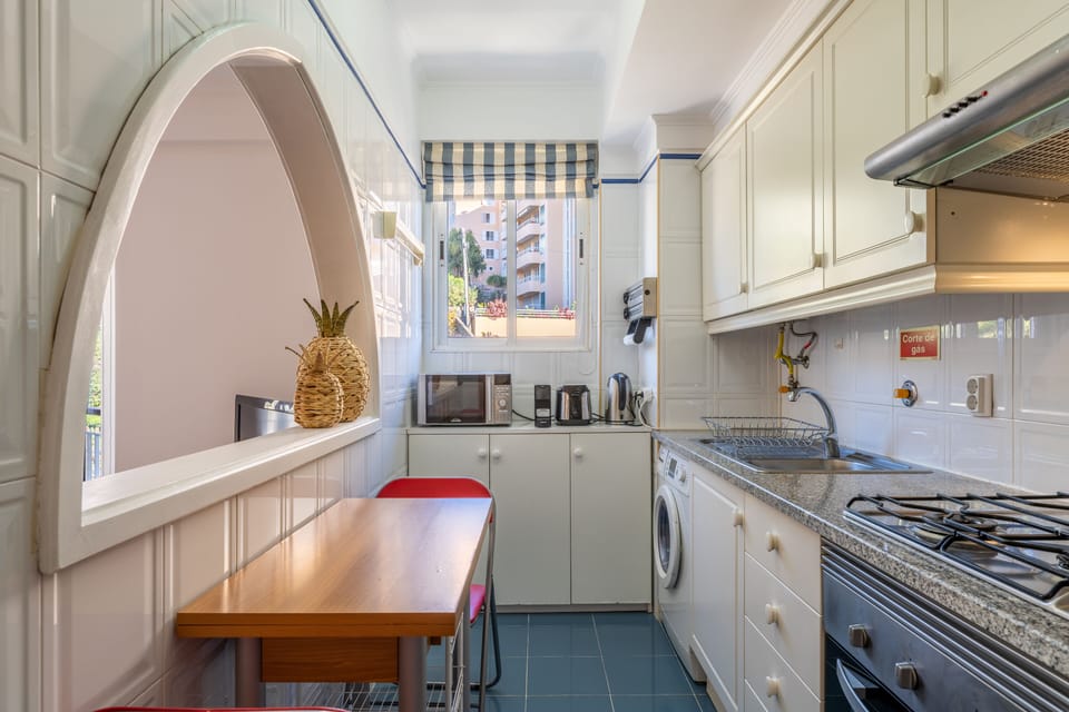 City Apartment | Private kitchen | Full-size fridge, microwave, oven, espresso maker