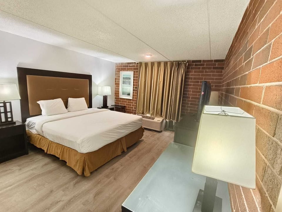 Room, 1 King Bed, Non Smoking | Free WiFi, bed sheets