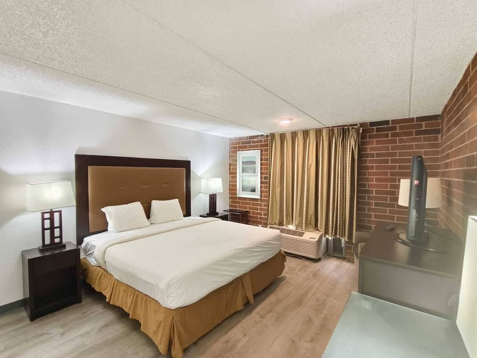 Room, 1 King Bed, Non Smoking | Free WiFi, bed sheets