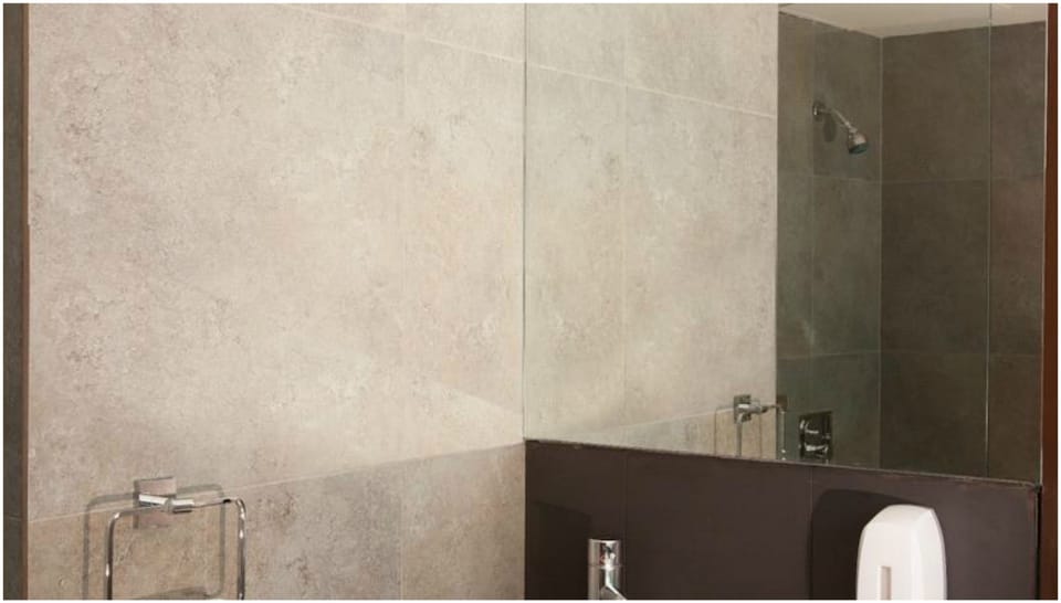 Shower, rainfall showerhead, free toiletries, hair dryer