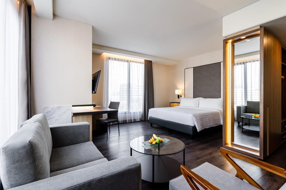 Suite | In-room safe, desk, laptop workspace, free WiFi