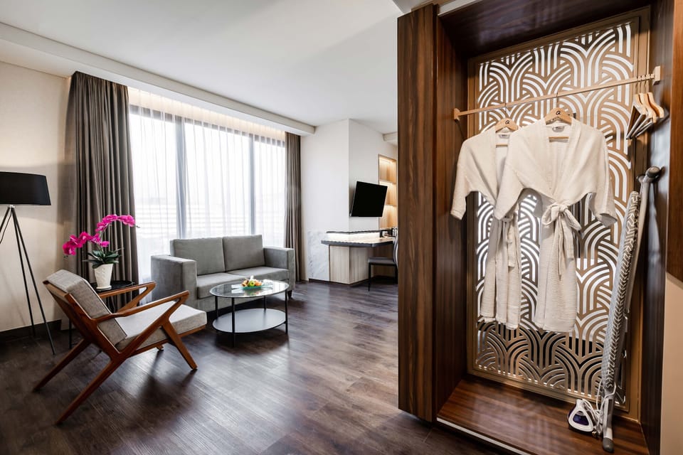 Suite | In-room safe, desk, laptop workspace, free WiFi