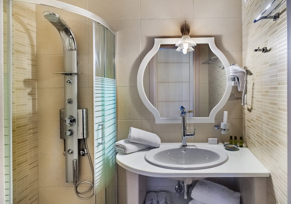 Standard Double Room | Bathroom | Shower, hydromassage showerhead, hair dryer, towels