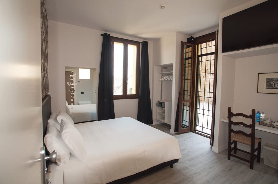 Deluxe Double or Twin Room | Minibar, in-room safe, desk, laptop workspace