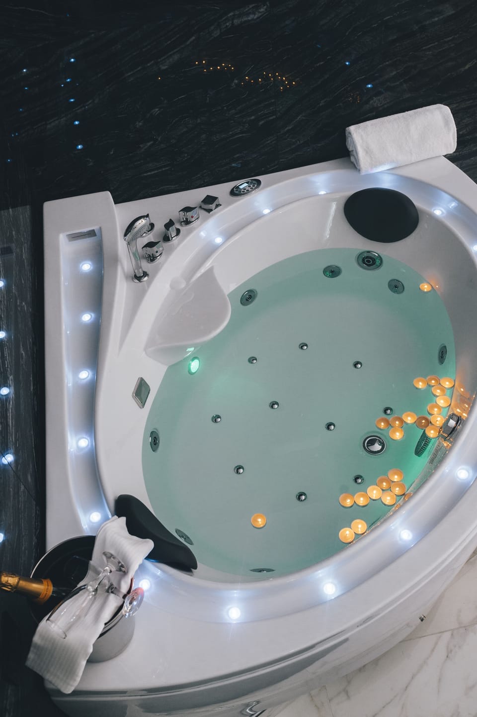 Honeymoon Suite with Jacuzzi | Jetted tub
