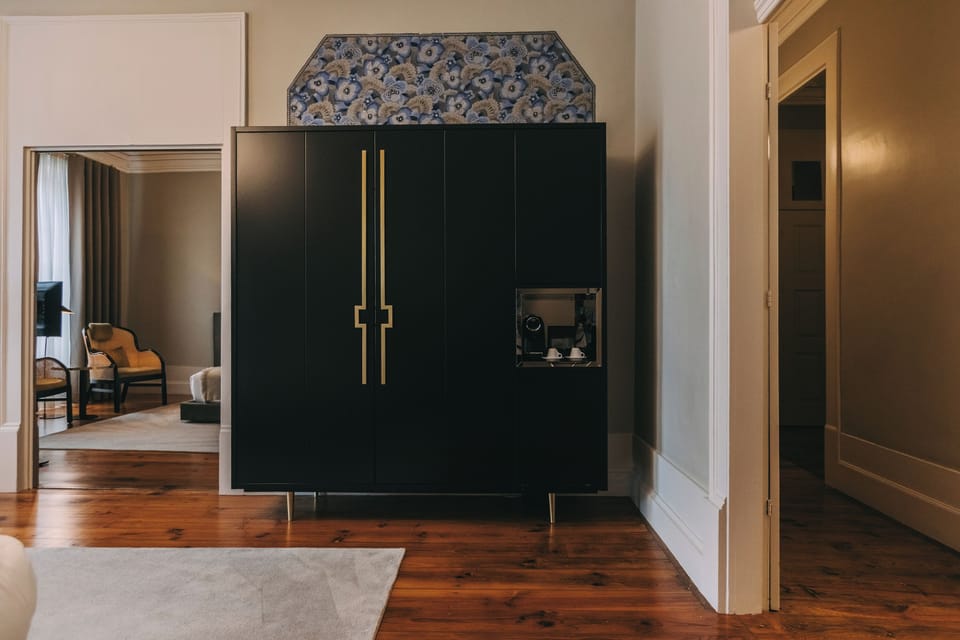 Master | Minibar, in-room safe, individually decorated, desk