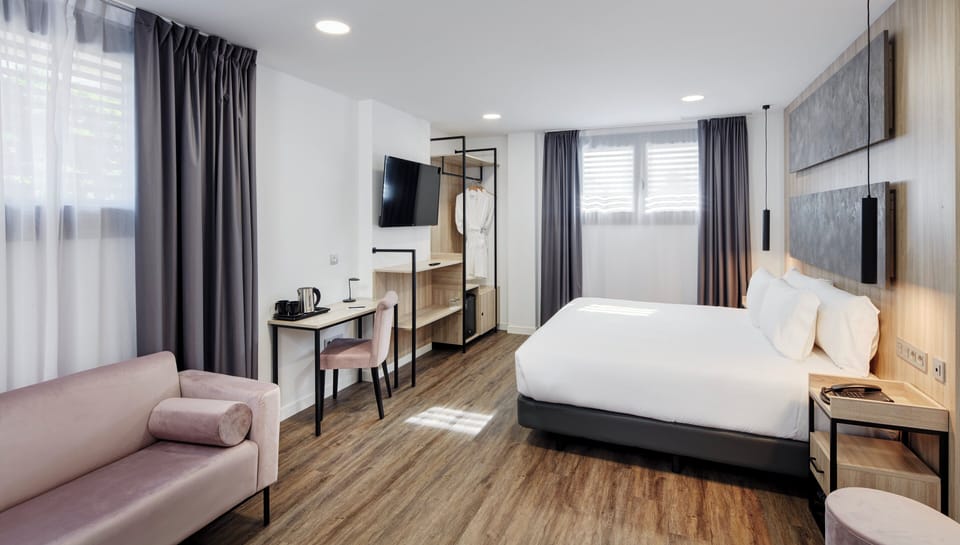 Down comforters, minibar, in-room safe, WiFi (free)