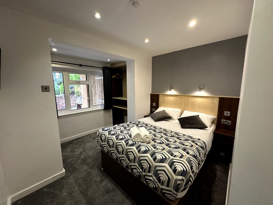 Double Room | Desk, free WiFi, bed sheets