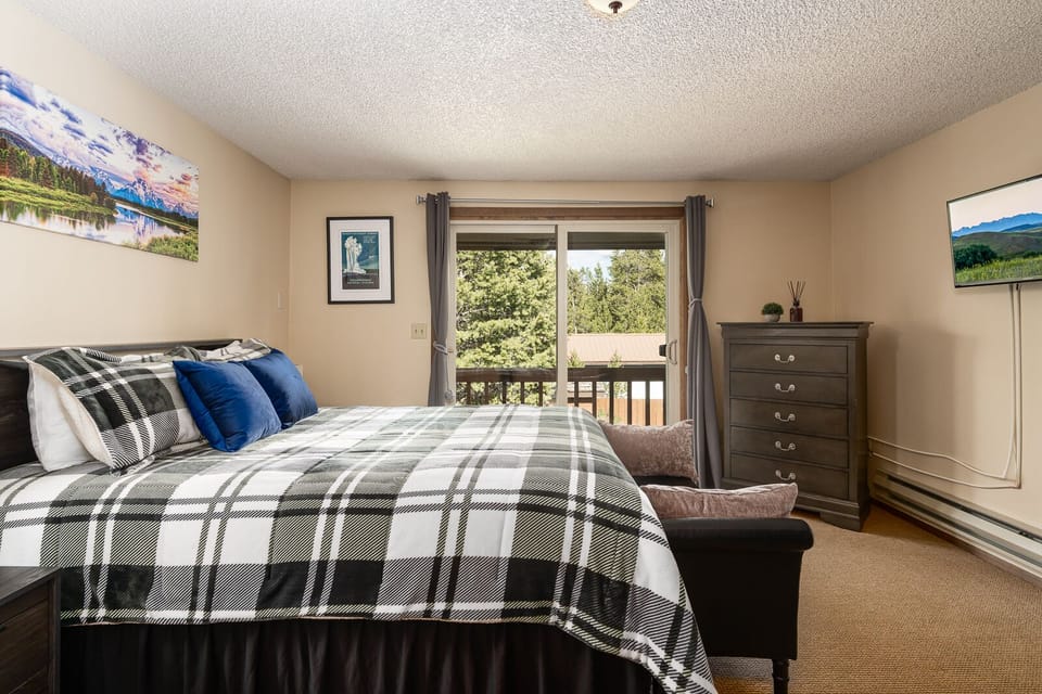 Townhome | Premium bedding, down comforters, travel crib, free WiFi
