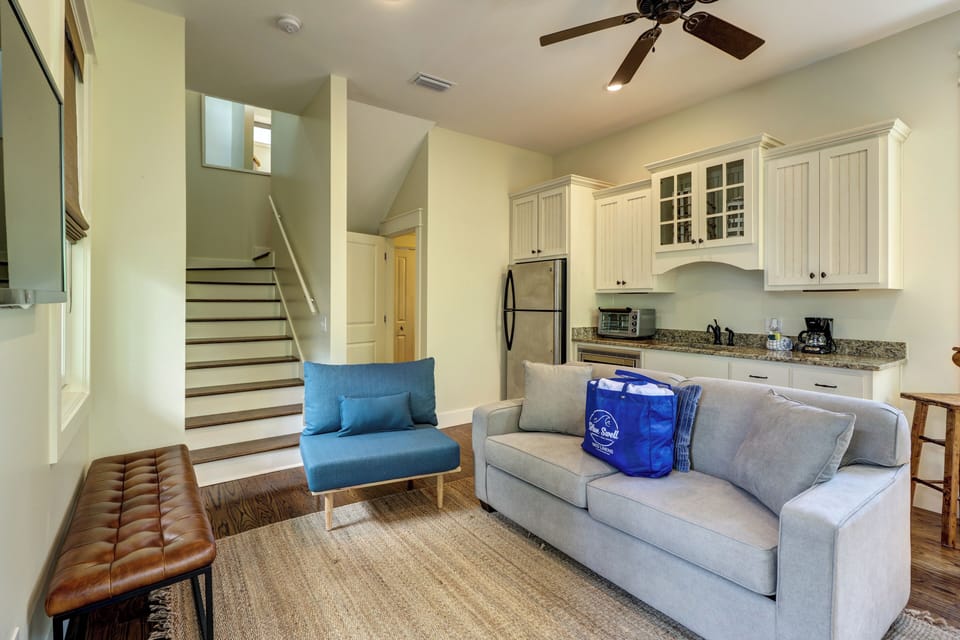Cabin, 1 King Bed with Sofa bed, Pool Access | Living area | 40-inch TV with digital channels