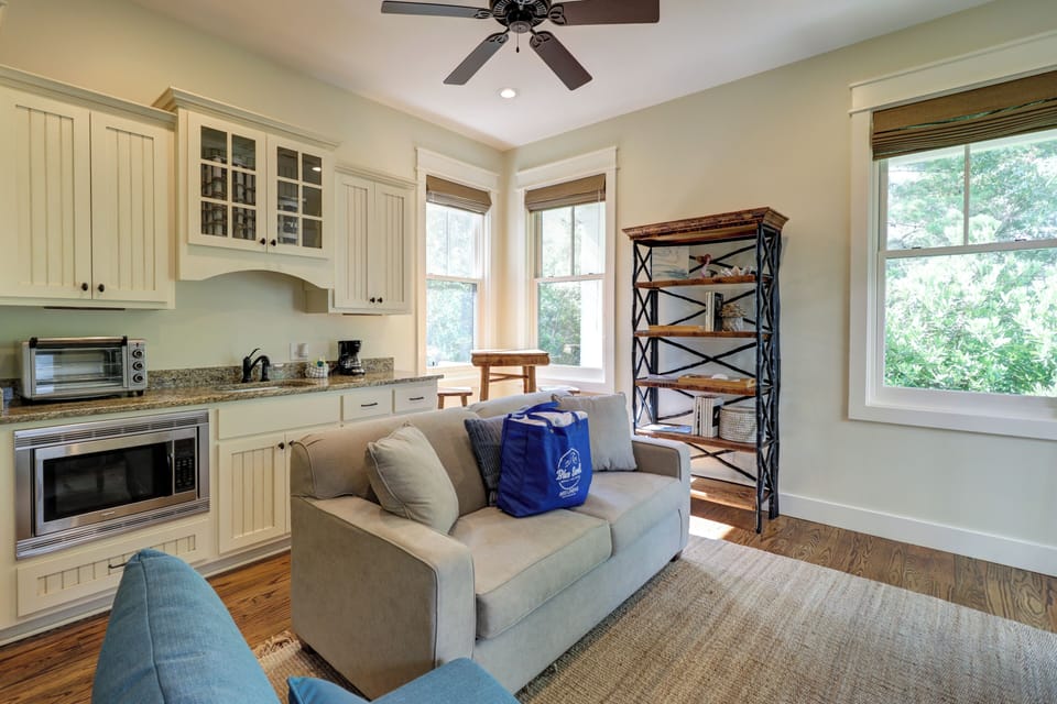 Cabin, 1 King Bed with Sofa bed, Pool Access | Living area | 40-inch TV with digital channels
