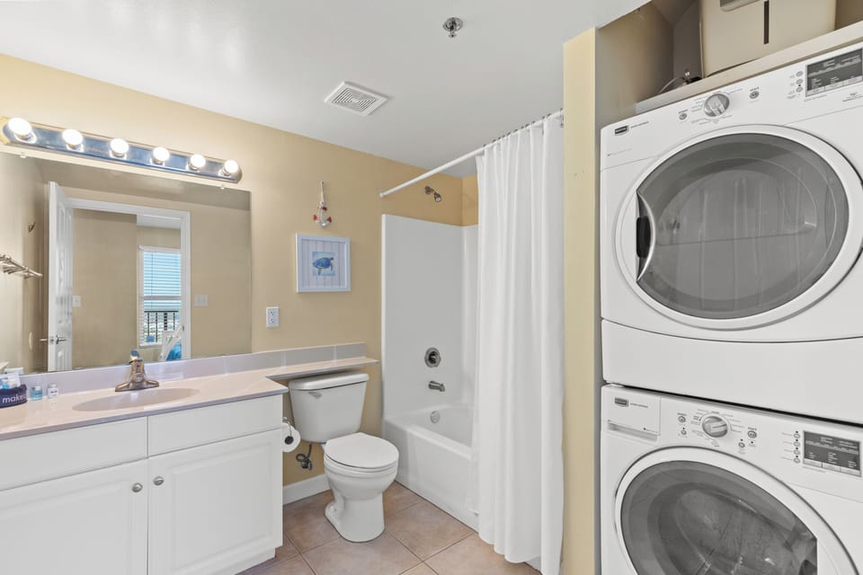 Penthouse With Beautiful Beach Views! 1 Bedroom, 2 Bathroom Penthouse! Apartment in Long Beach