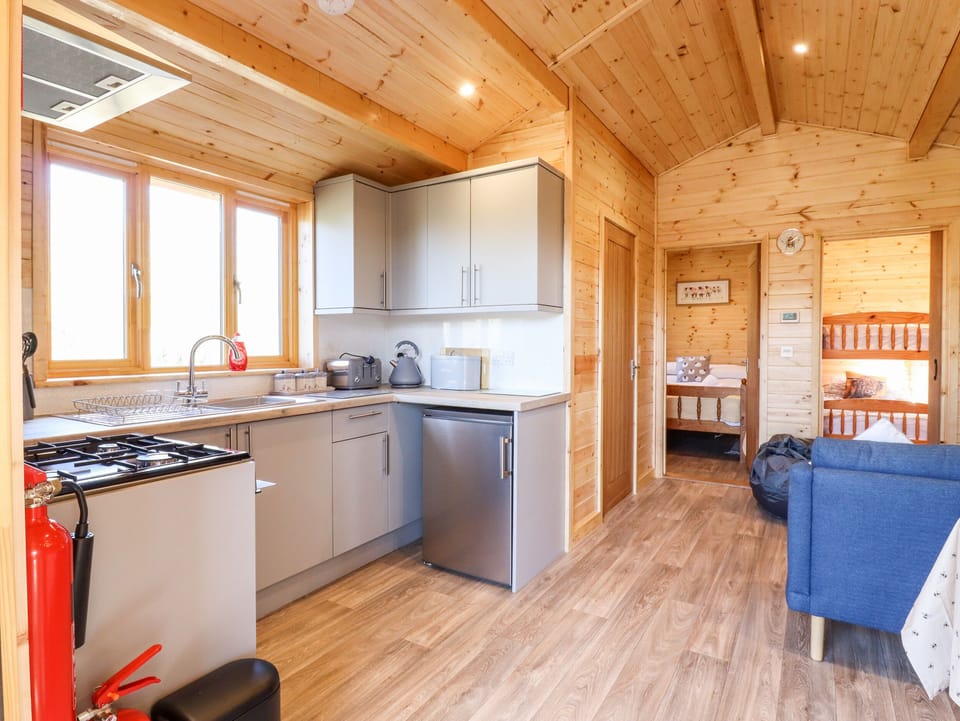 Cottage | Private kitchen | Fridge, electric kettle, toaster, cookware/dishes/utensils