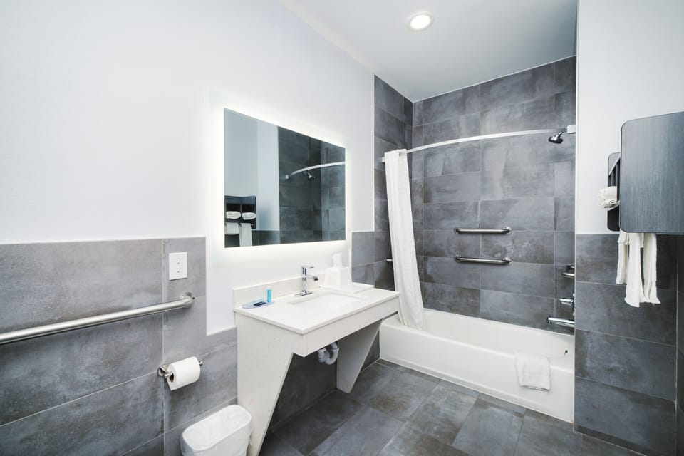 Standard Room, 1 King Bed, Non Smoking | Desk, soundproofing, iron/ironing board, free WiFi