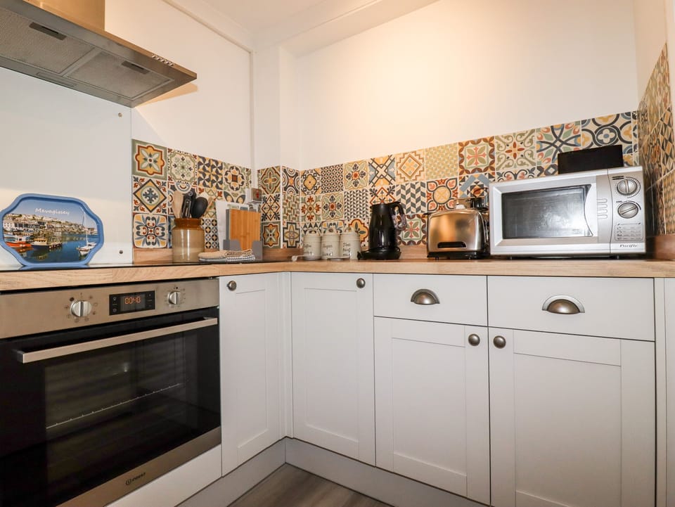 Cottage | Private kitchen | Fridge, microwave, electric kettle, toaster