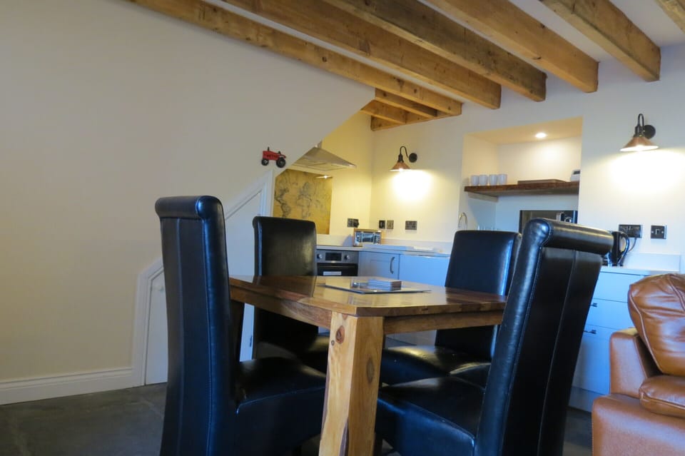 Comfort Cottage, Private Bathroom | Restaurant