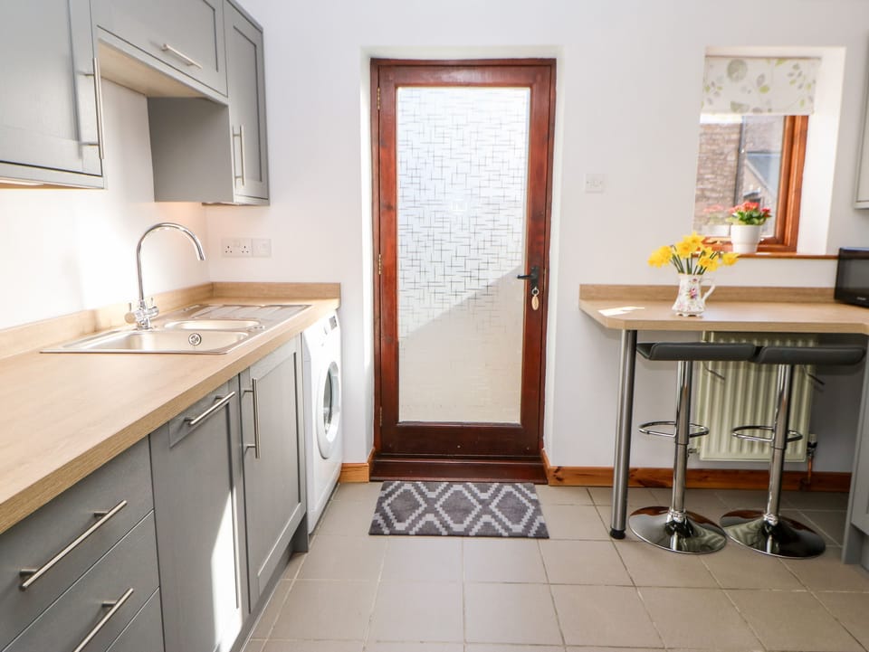 Cottage | Private kitchen | Fridge, microwave, dishwasher, electric kettle