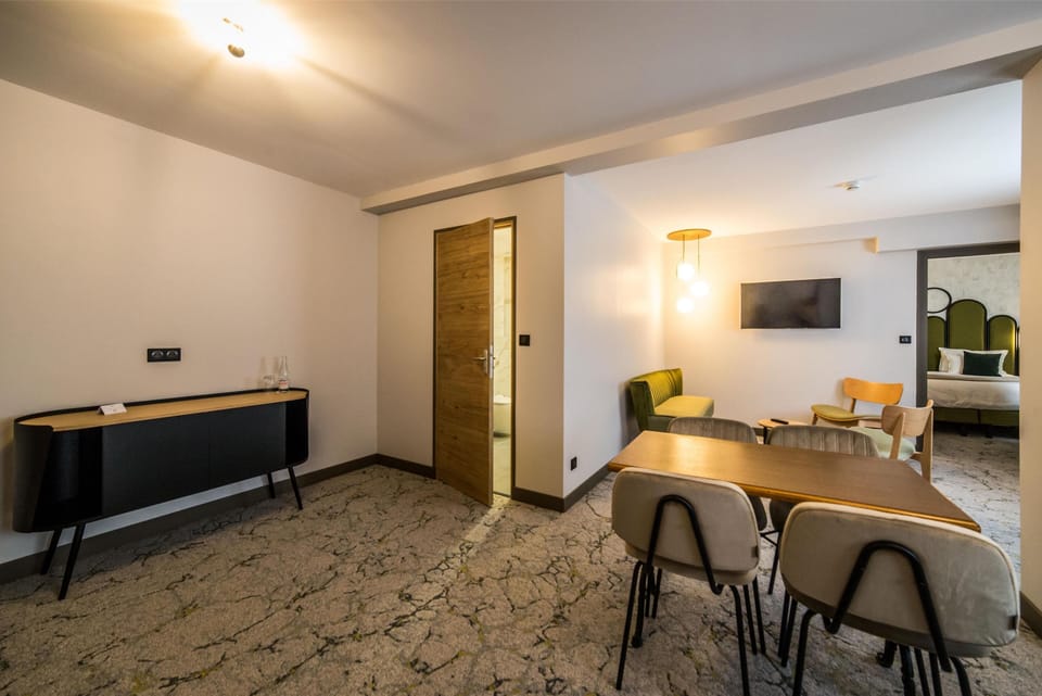 Standard Apartment, 1 King Bed, Non Smoking, Kitchenette (with Sofabed) | Premium bedding, pillowtop beds, desk, laptop workspace
