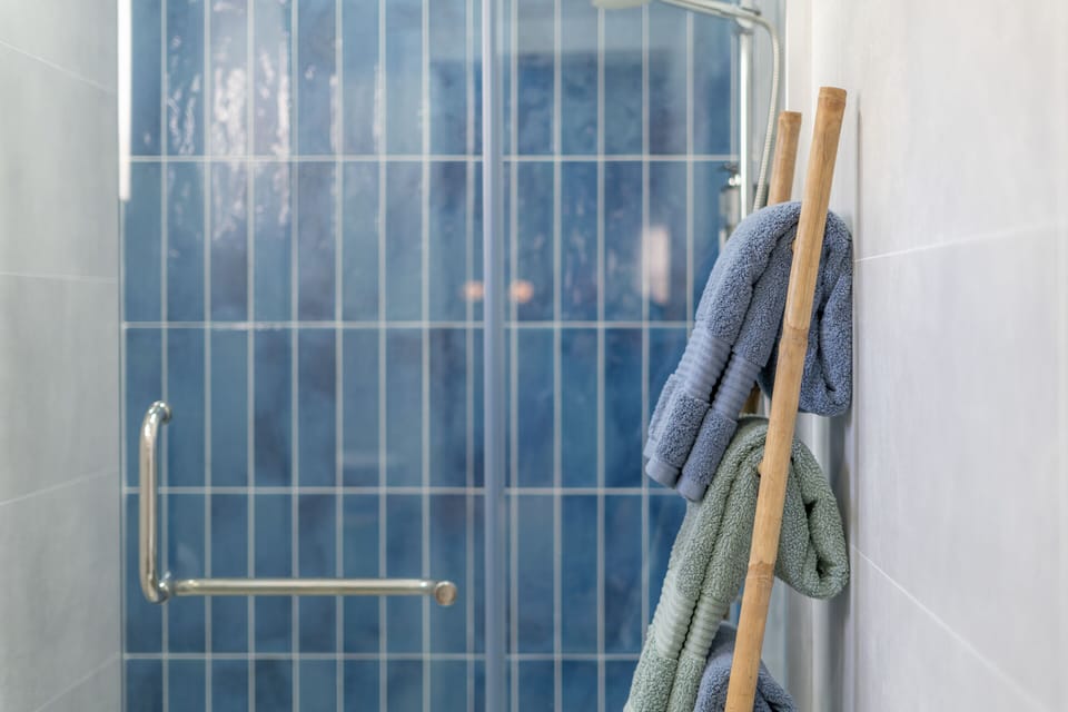 Classic Double Room, Private Bathroom, Courtyard View (Habitación 5) | Bathroom | Shower, rainfall showerhead, hair dryer, towels