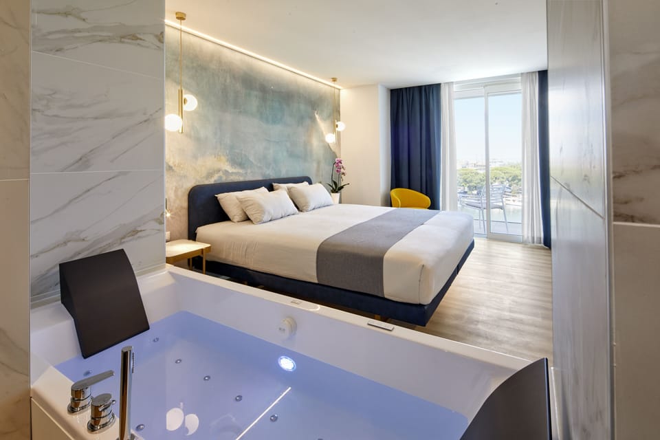 Luxury Suite | Private spa tub