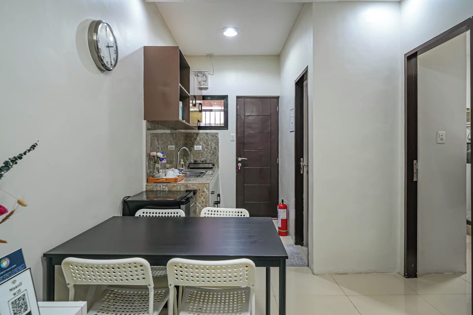 Apartment, 2 Bedrooms | Dining room