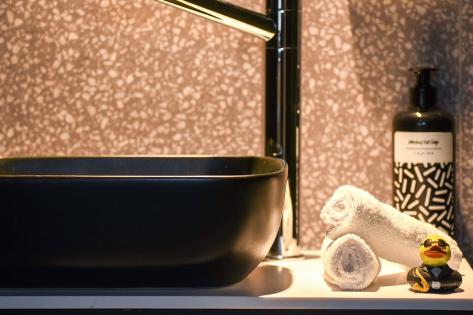 Family Room | Bathroom | Shower, rainfall showerhead, hair dryer, towels