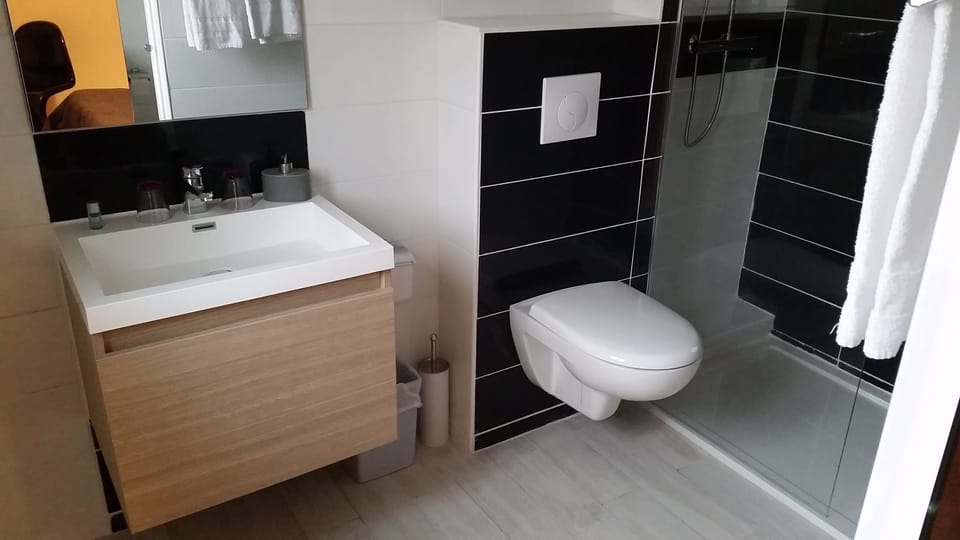 Classic Room | Bathroom