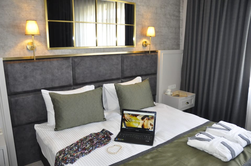Standard Room | Egyptian cotton sheets, premium bedding, free minibar, laptop workspace