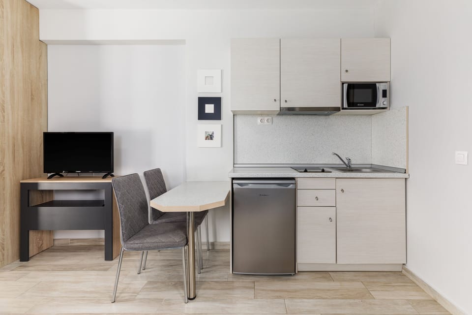 Deluxe Studio | Private kitchen | Mini-fridge, microwave, toaster, cookware/dishes/utensils