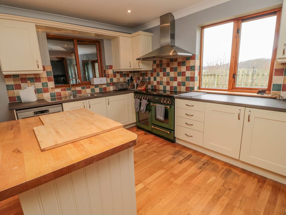 Cottage | Private kitchen | Fridge, microwave, dishwasher, electric kettle
