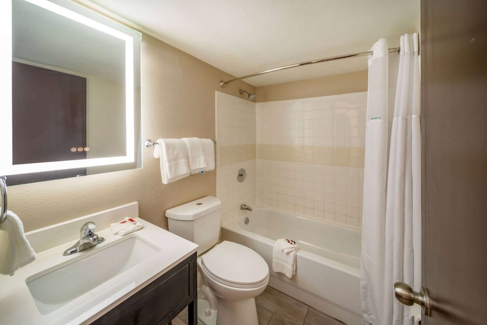 Combined shower/tub, towels