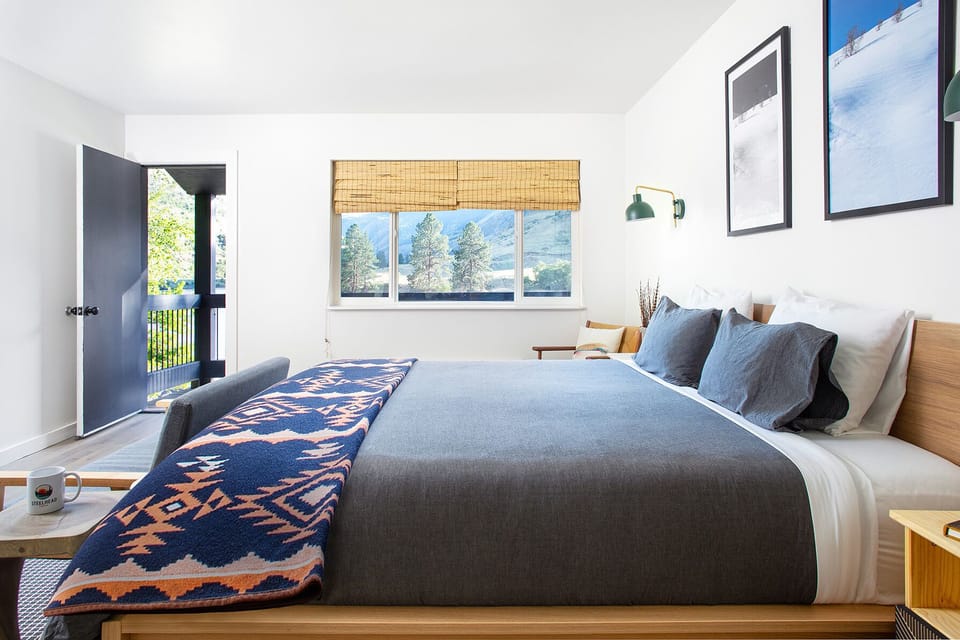 Deluxe King with Balcony | Hypo-allergenic bedding, desk, laptop workspace, soundproofing