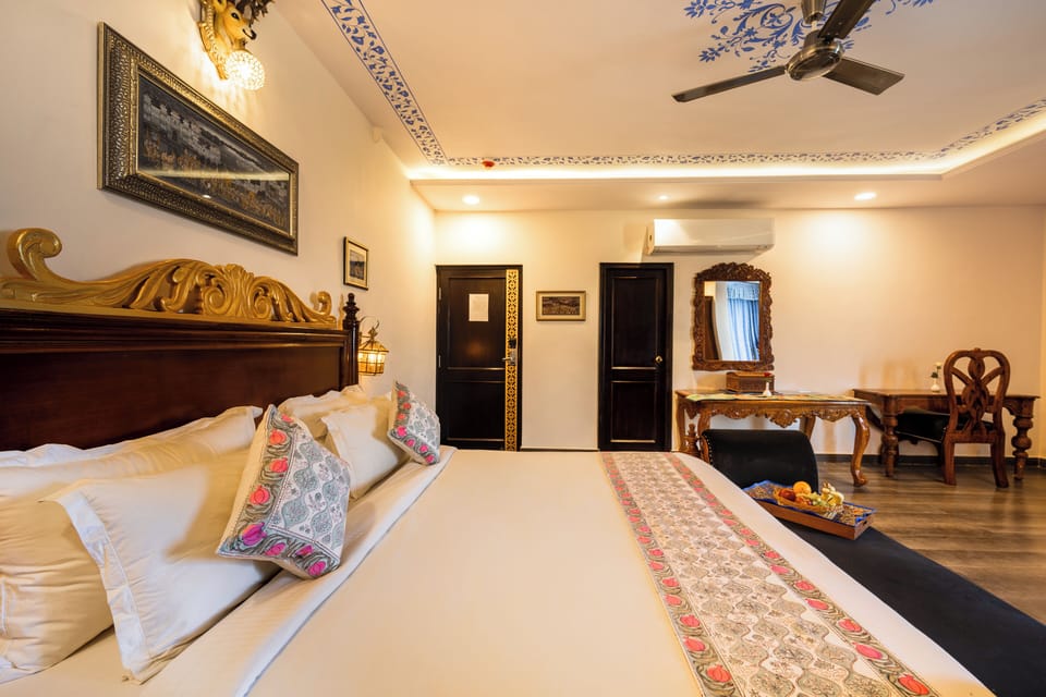 Royal Suite with Bathtub | Minibar, desk, blackout drapes, iron/ironing board