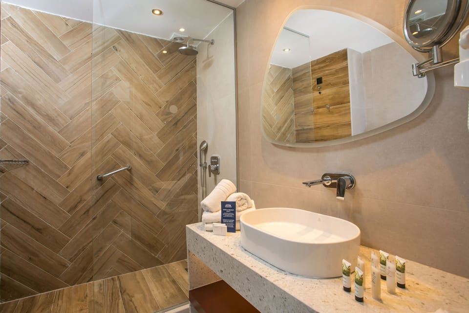 Superior Suite, Private Pool, Sea View | Bathroom | Bathtub, free toiletries, hair dryer, bathrobes