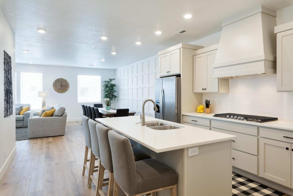 Townhome, 5 Bedrooms | Private kitchen | Fridge, microwave, oven, stovetop