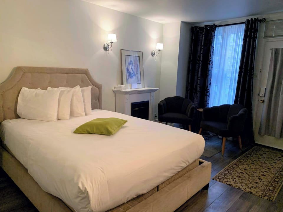 Junior Suite, 2 Bedrooms, Non Smoking, Private Bathroom | Iron/ironing board, free WiFi, bed sheets
